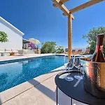 Porto Manera, Summer House Sevid Villa